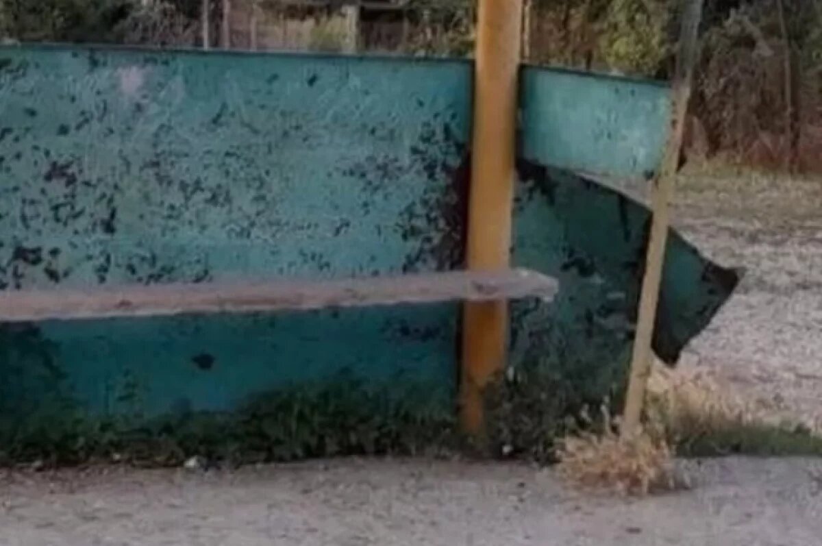    В КБР школьники ждут автобус под дождём из-за сломанной остановки