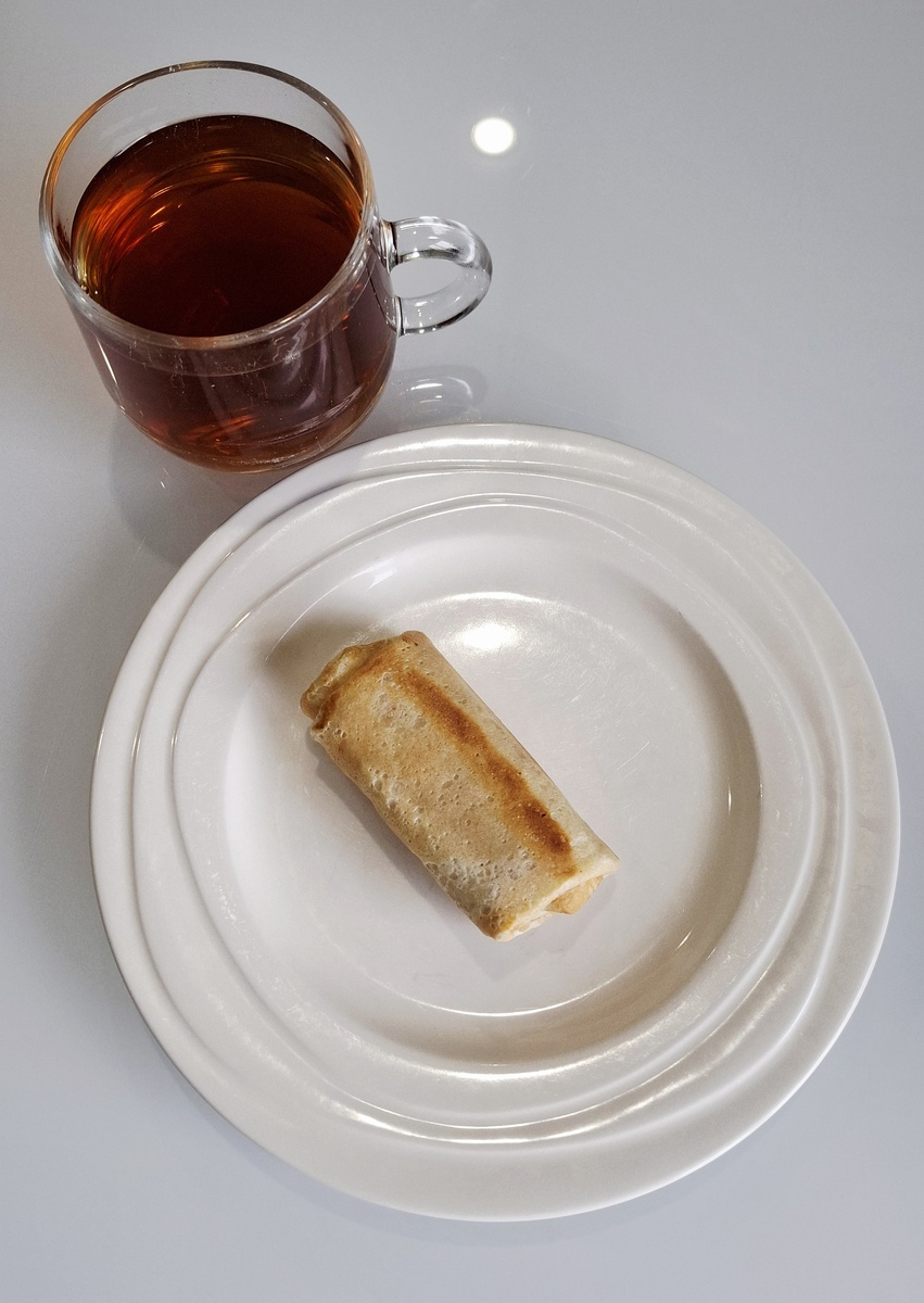 Блинчик с творогом и чай