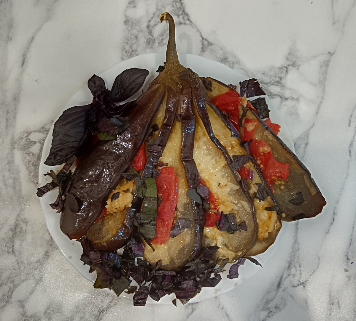 Баклажаны запечённые с томатами и сыром веером