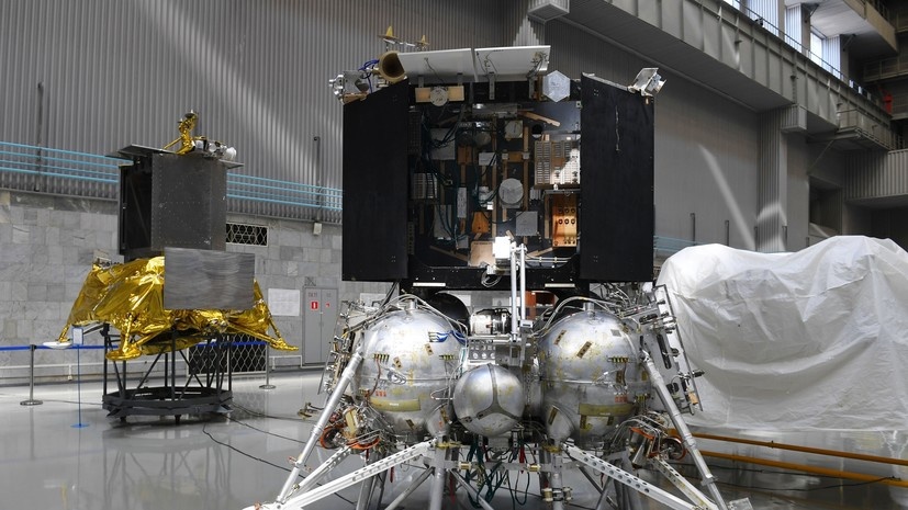     Макеты космических спутников. РИА Новости Сергей Мамонтов