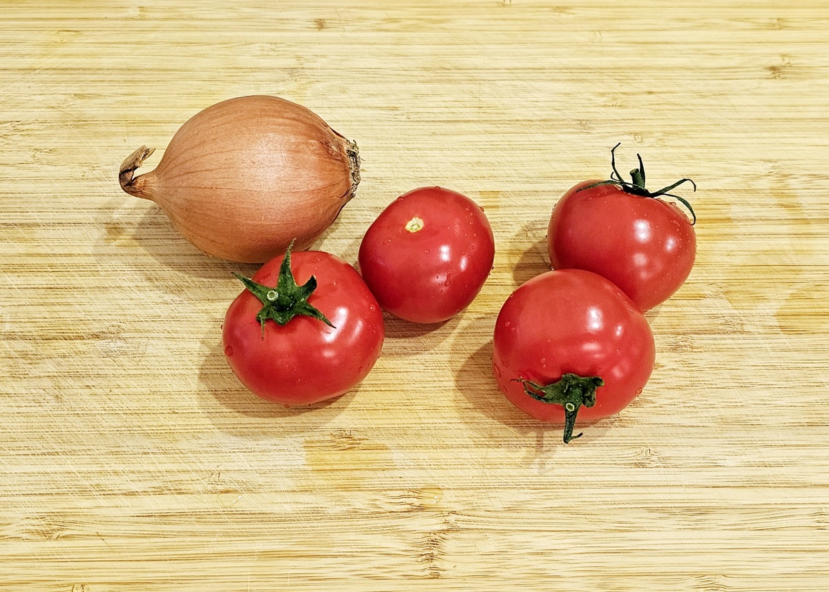 В вариант салата Ачичук для плова мы не кладём дополнительные ингредиенты, хотя, если делать его к шашлыку из баранины, то и чеснок, и зелень будут уместны.