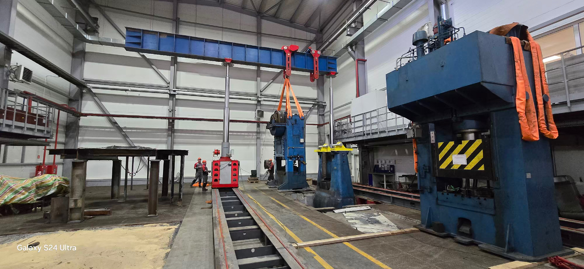 Перемещение пресса Ravne 400 массой 36,5 тонн гидравлической портальной системой 200 тонн (одной парой)