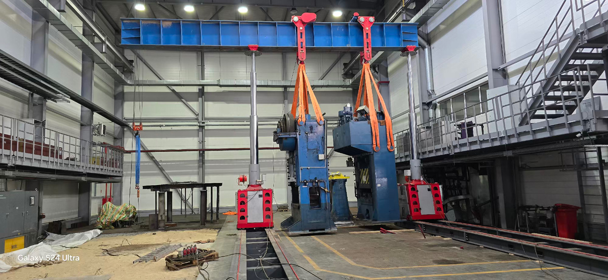 Парное перемещение прессов Ravne 400 массой 36,5 тонн и Lasco VPE 315 массой 20 тонн гидравлической портальной системой 200 тонн (одной парой)