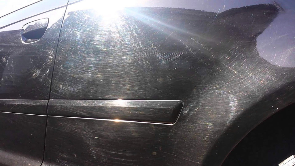 Такие повреждения можно самостоятельно убрать даже на кузовах, покрашенных в металлик с помощью восстановительных полиролей.