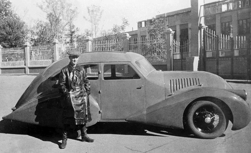Алексей Осипович Никитин (1903–1974) возле своего аэродинамического автомобиля, 1934 г.