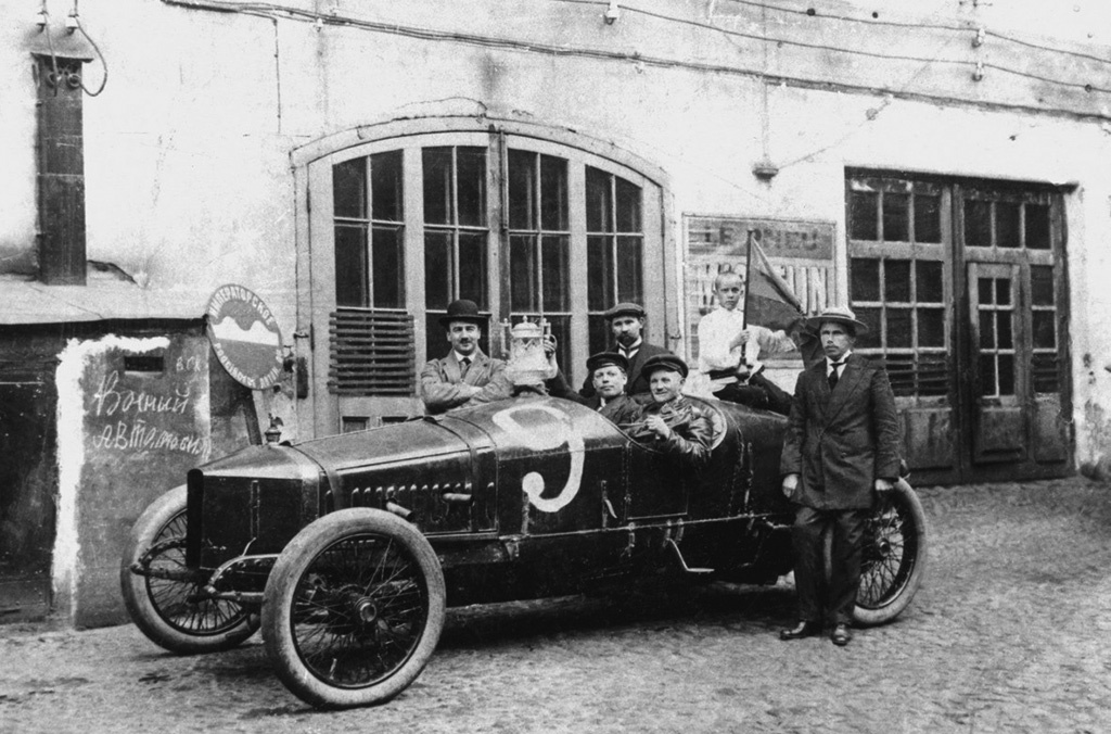 Гоночный «Русско-Балтийский» Тип С 24‑40, завоевавший 9 июня 1913 года 2‑е место в гонках на Большой приз Санкт-Петербурга. За рулем — Иван Иванович Иванов, рядом — И. Л. Степанов. У автомобиля — аэродинамический воздухозаборник радиатора