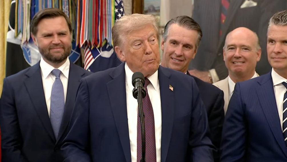    Трампа, может, и не подменили, но он и сам умеет нести полную чепуху, да еще - с опасными последствиями.