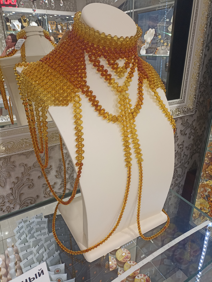 В магазине янтаря на набережной Сочи. Красота, правда? 