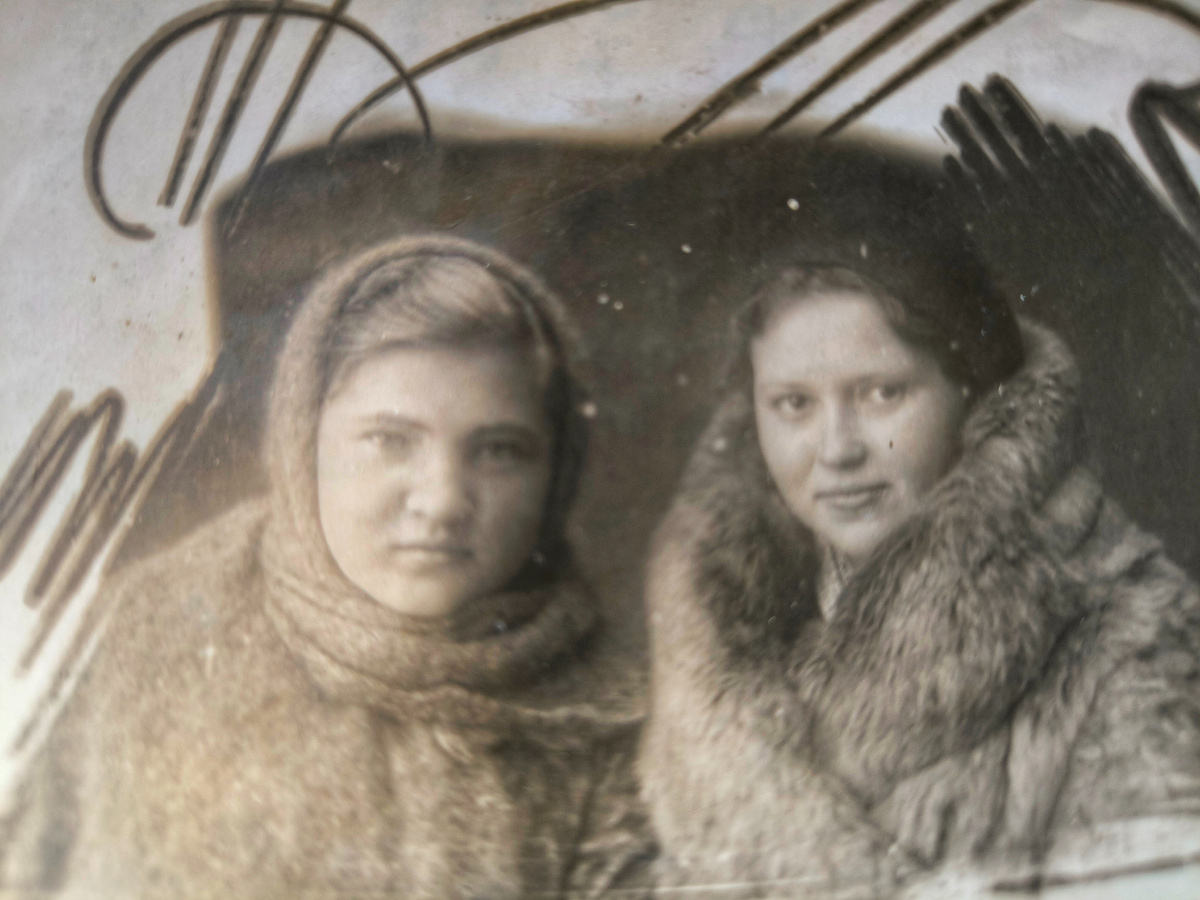 1941г, бабушка на фото слева