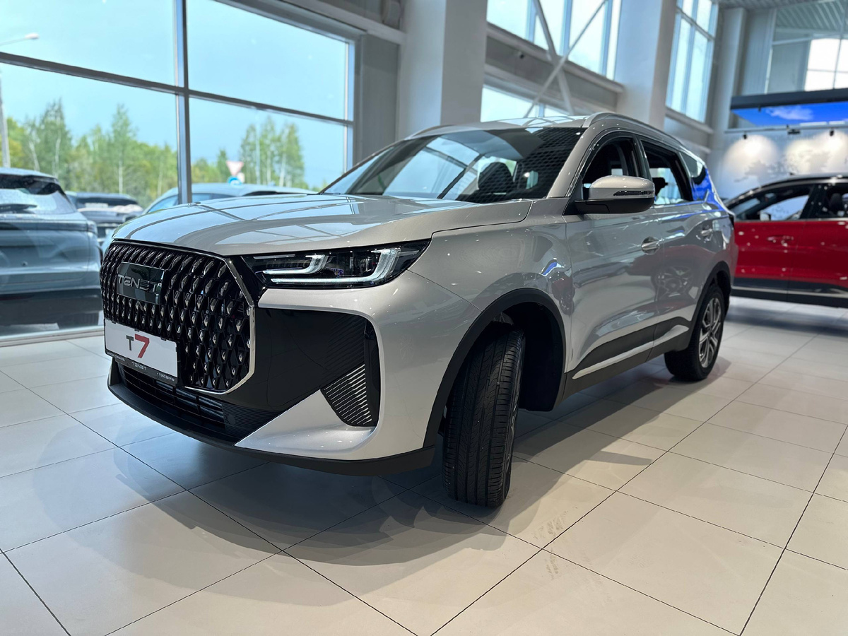 Крупная решетка радиатора, светодиодная оптики формируют солидный, уверенный образ кроссовера TENET T7