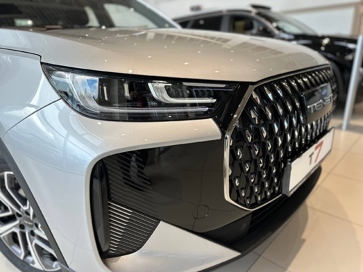 Двойные росчерки дневных ходовых огней визуально расширяют автомобиль и делают его узнаваемым в любое время суток. Полностью светодиодные фары с автоматическим переключением ближнего и дальнего света ярко освещают дорогу