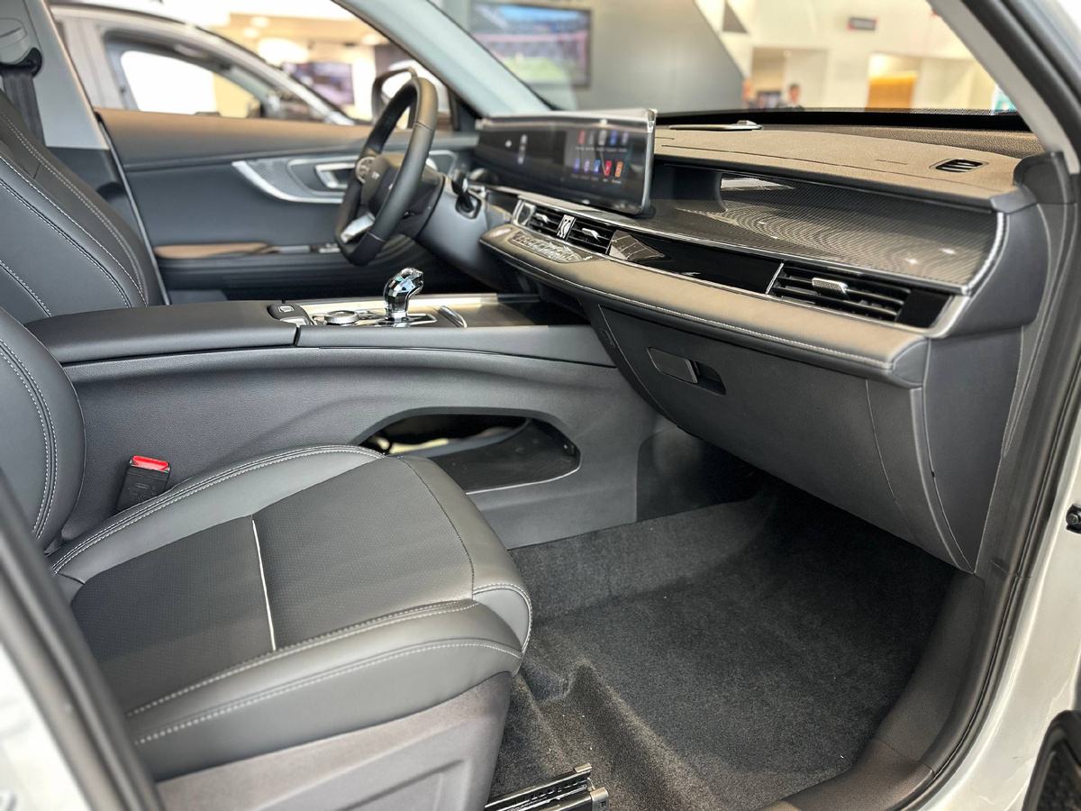 В салоне TENET T7 множество отсеков для хранения вещей