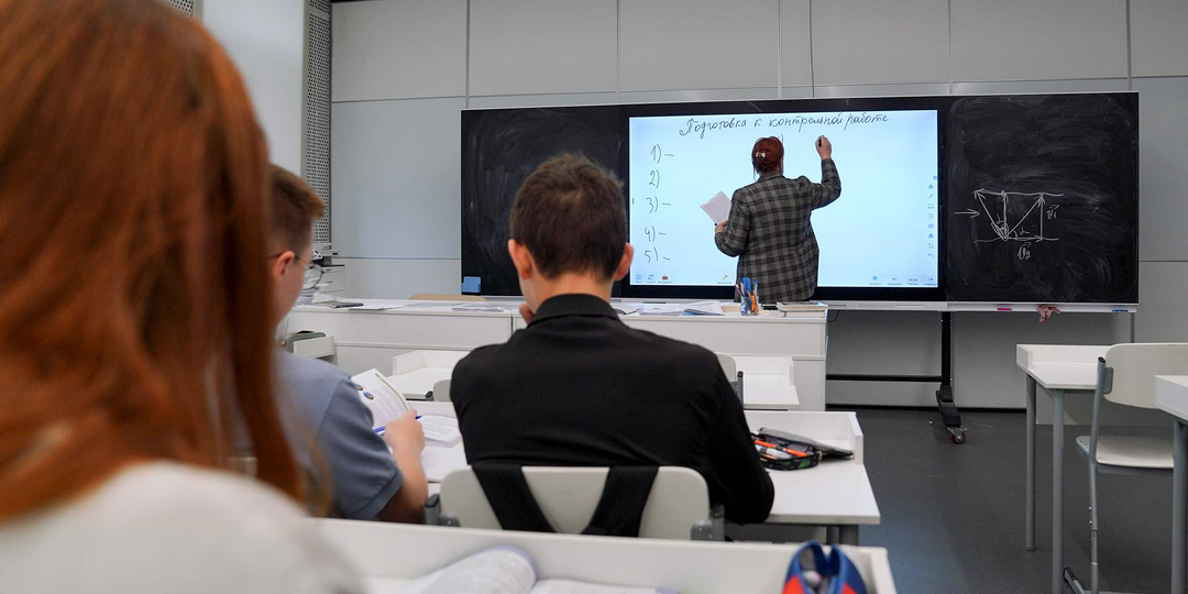 "Оклады учителей ниже МРОТ: Системный кризис образования в России 2025 года"