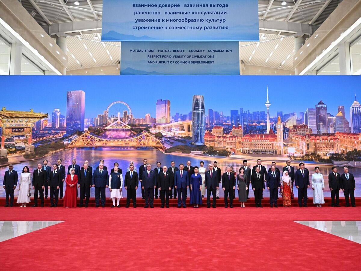    Президент РФ Владимир Путин на церемонии совместного фотографирования глав государств - членов Шанхайской организации сотрудничества в Тяньцзине© РИА Новости . Сергей Бобылев