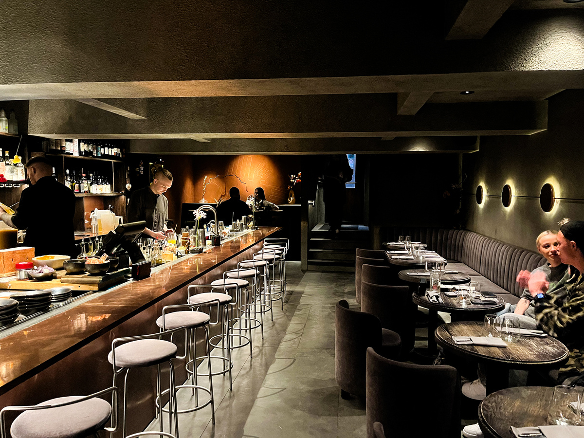 Вид на зал →