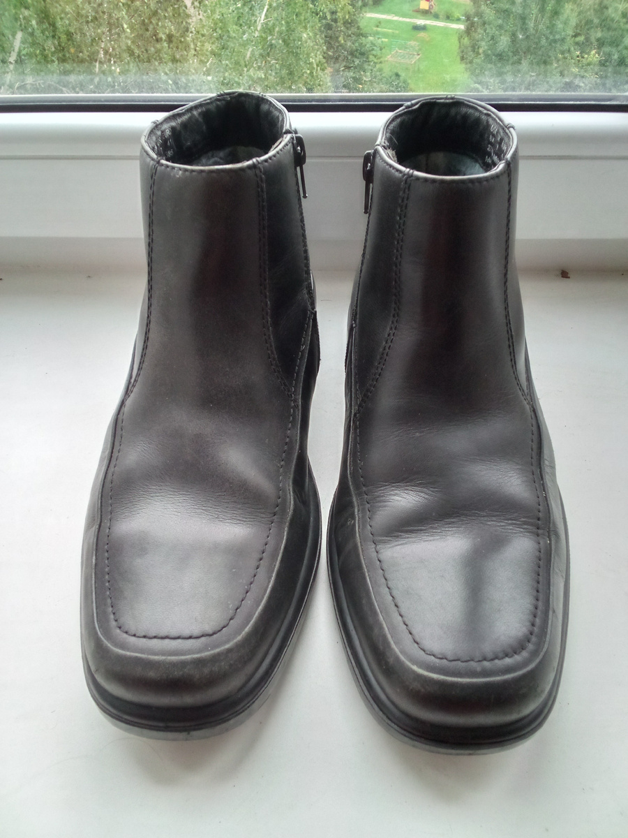 Фото из домашнего архива. Мужские кожаные ботинки, купленные покупателем. 