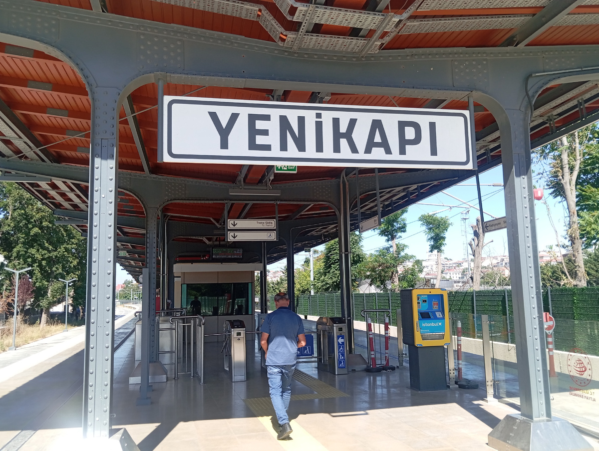 Перед входом через турникеты стоит терминал для пополнения транспортной карты. 