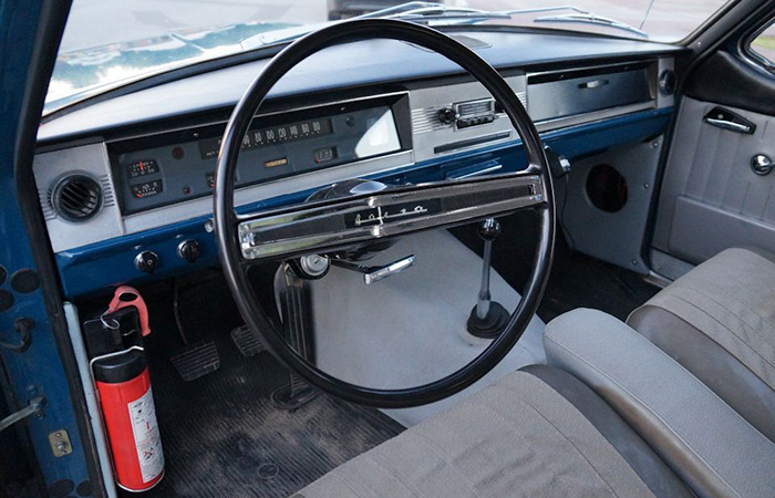 Руль, установленный под углом.