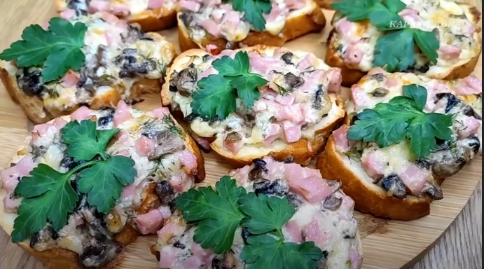 Горячие бутерброды с грибами и колбасой, от которых никто не откажется