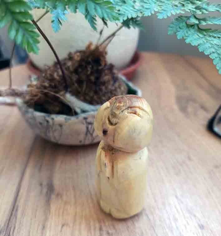 Мой Дзидзо из можжевельника. Обычно фигурки делают из камня, бетона, шамотной глины.