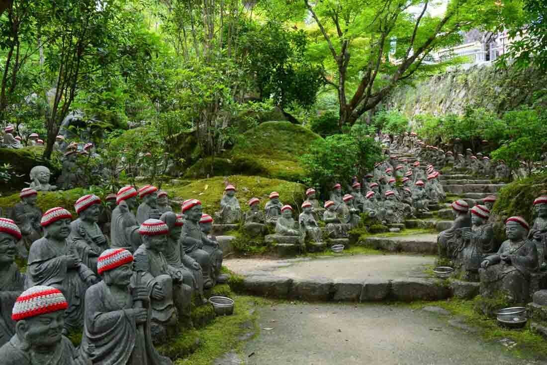 Дзидзо вдоль дороги к храму. Фото из открытых источников.