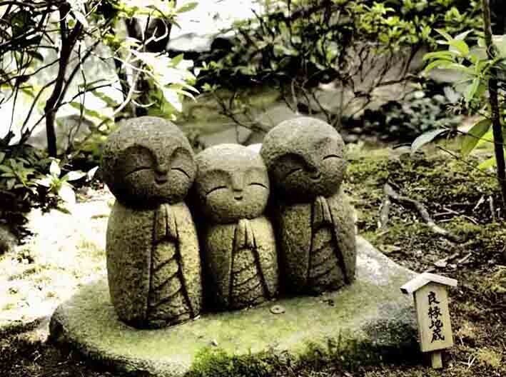 Садовые Дзидзо. Современное прочтение. Фото из открытых источников.