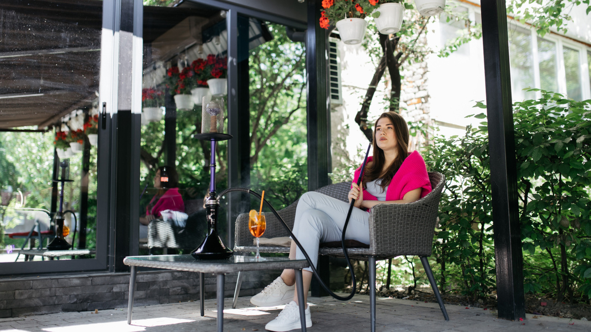 Лучше всего сохраняют микроклимат энергосберегающие окна. В холод ниже затраты на отопление, а летом беседка будет меньше нагреваться на солнце