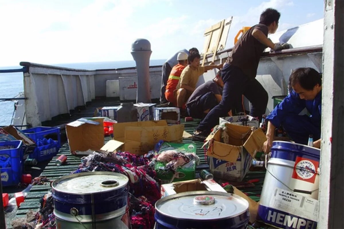    Матросы китайского судна защищаются от пиратской атаки.