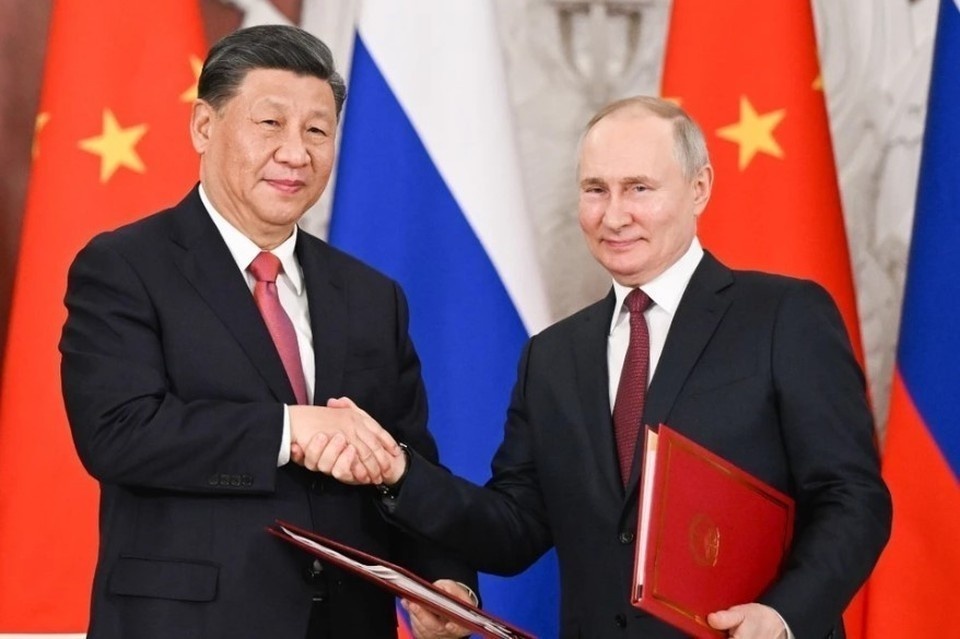    Владимир Путин и Си Цзиньпин сидят рядом на военном параде в Пекине GLOBAL LOOK PRESS