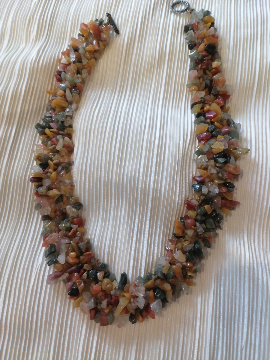 Я думаю, что в этом ожерелье, представлено процентов пятьдесят , имеется ввиду наименований самоцветов Урала.