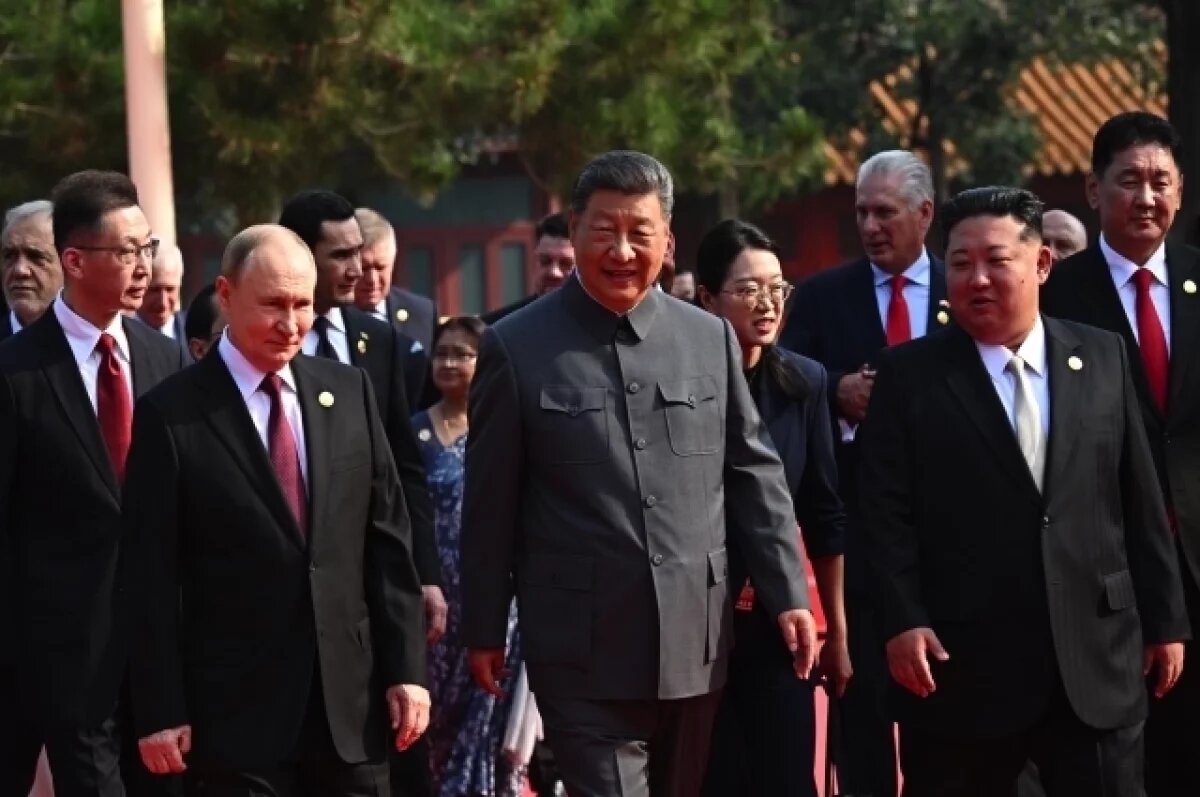    Си Цзиньпин объехал расчёты парадной техники на параде в Пекине