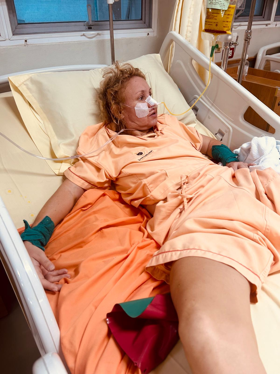 Привязана, чтобы не навредила себе. 