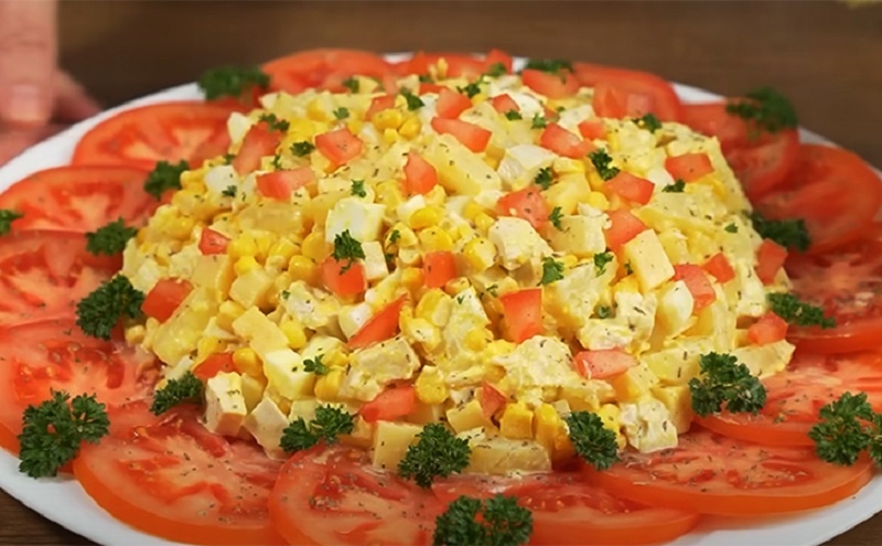 Яркий летний салат с курицей, ананасом и кукурузой: свежо, сочно, необычно и для любого праздника