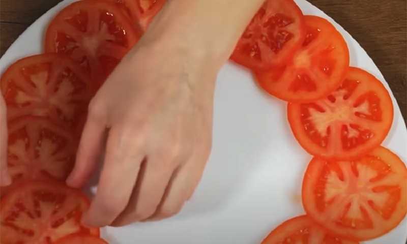 Яркий летний салат с курицей, ананасом и кукурузой: свежо, сочно, необычно и для любого праздника