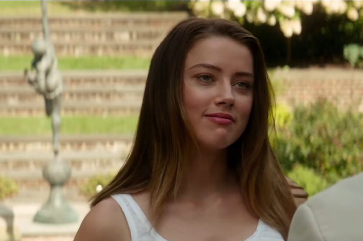 Красивая женщина, оставляющая на кровате не красивые сюрпризы