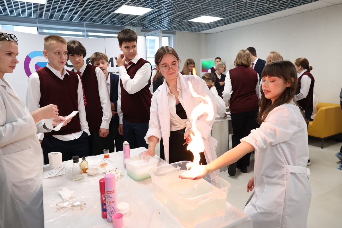 В лицее студенты и преподаватели СибГИУ  демонстрируют  "чудеса" науки