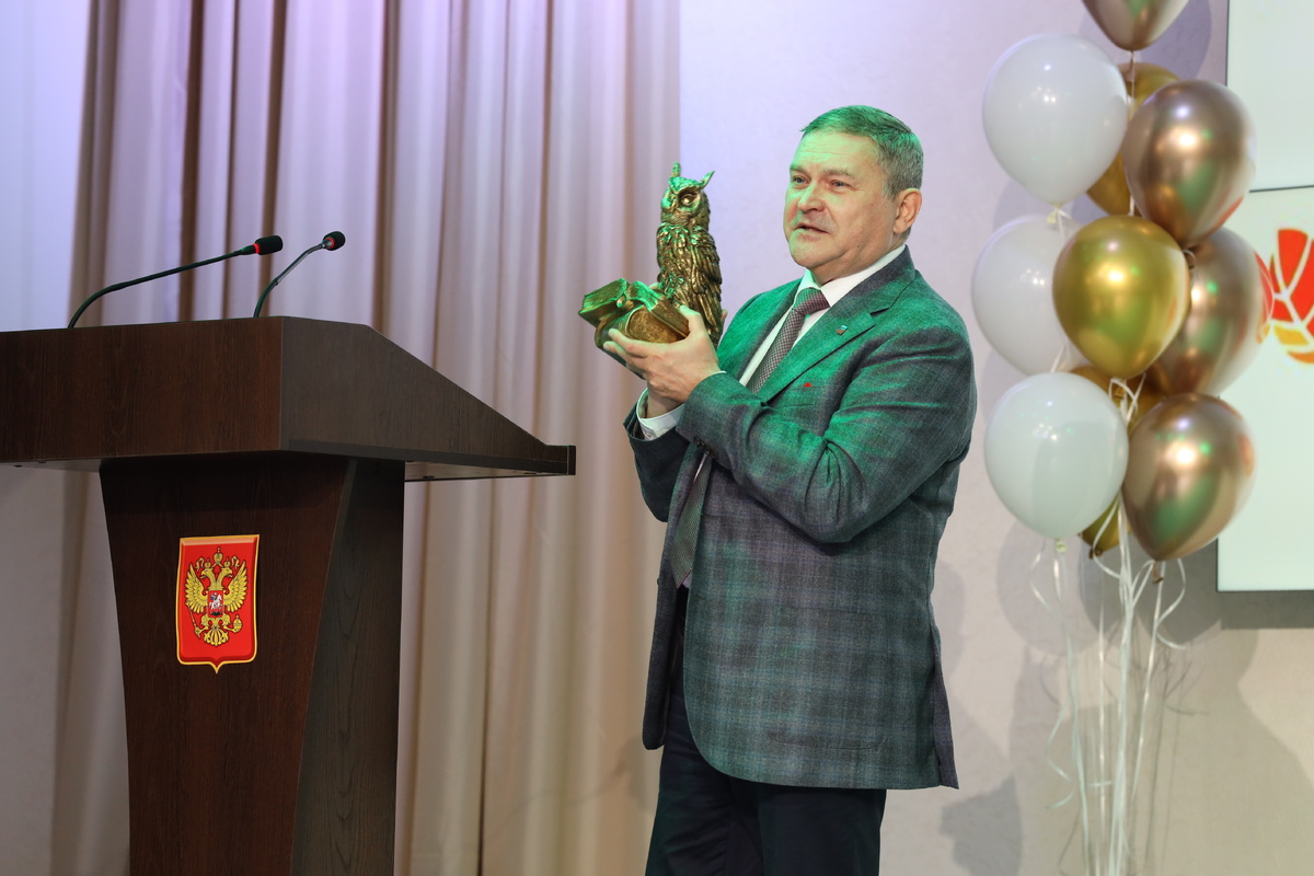 Ректор СибГИУ, профессор А.Б.Юрьев поздравляет с открытием лицея