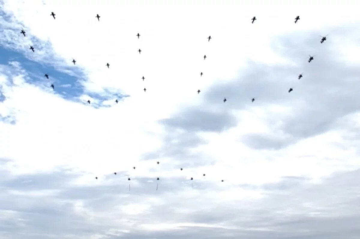    В Пекине вертолёты КНР в честь юбилея Победы воспроизвели в небе цифру 80