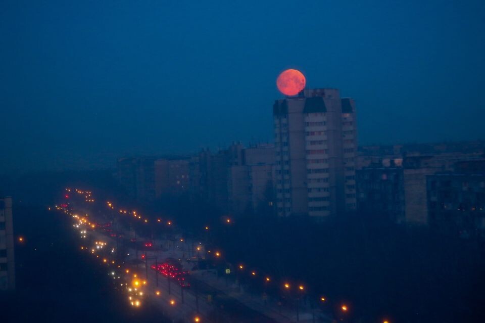    Кровавая Луна над Барнаулом. Источник: Виталий Барабаш