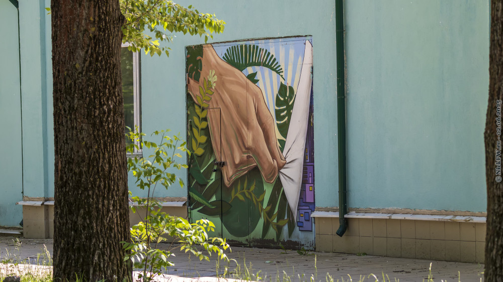 Ворота с дверью на здании по адресу: 3-я Музейная улица, 40с1 © NickFW.ru — 02.06.2025г.