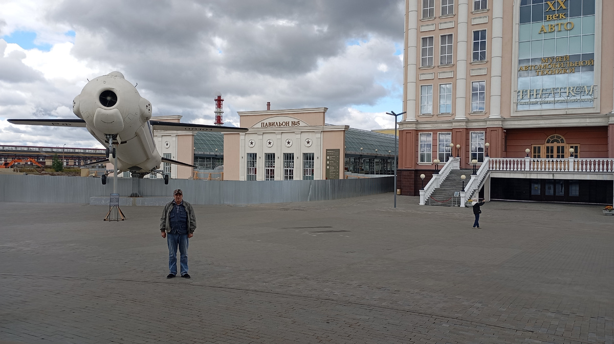 Вид от центрального входа на музей автомобильной техники и "бесплатные" павильоны с автотехникой.