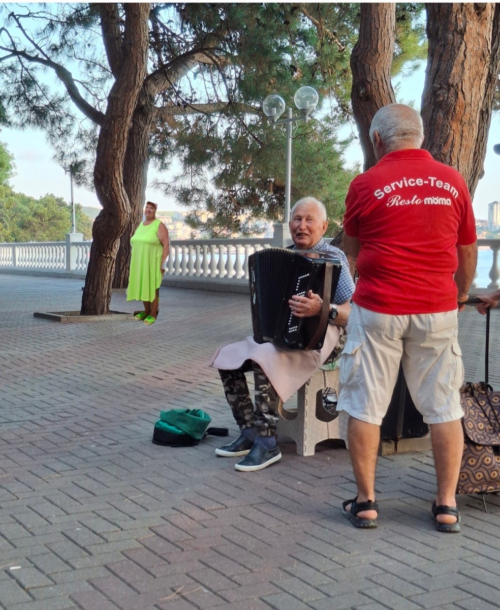 На набережной 