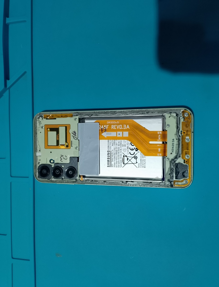     Прогрев на термостоле: клей размягчён, периметр аккуратно проходит медиатор.