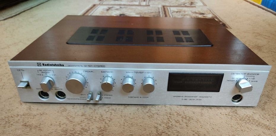    Radiotehnika У-101 — массовый интегральный усилитель второй половины 1980-х. Источник: Wikimedia Commons, CC BY-SA 4.0