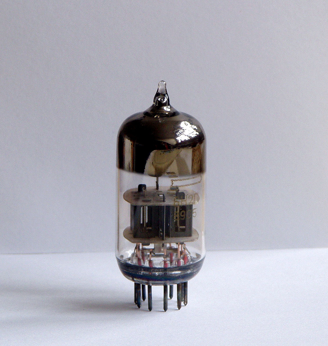     6Н2П — советский двойной триод. Источник: Wikimedia Commons, CC BY-SA 3.0