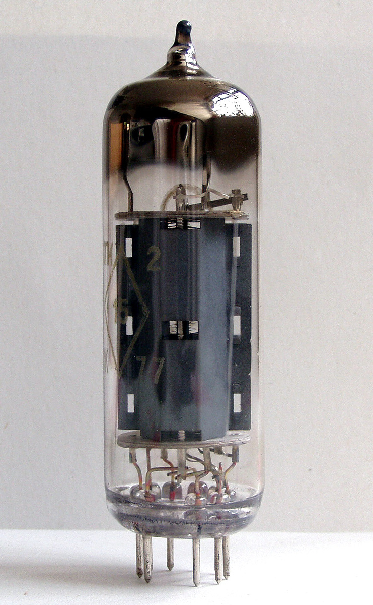     6П14П (аналог EL84) — выходная пентода. Источник: Wikimedia Commons, CC BY 3.0