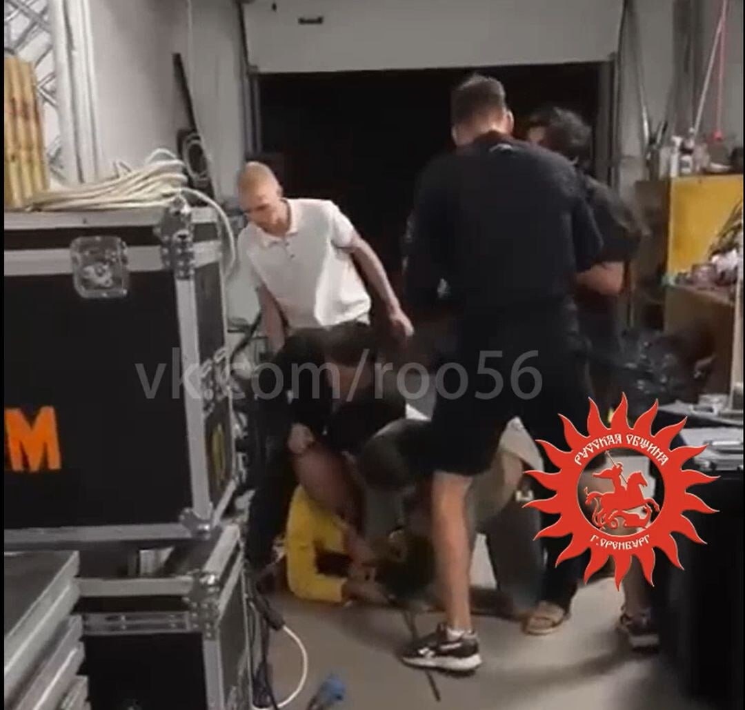 Семья приезжих, отец, мать и сын, ворвались домой к мужчине и начали его избивать. Фото: "Русская община"