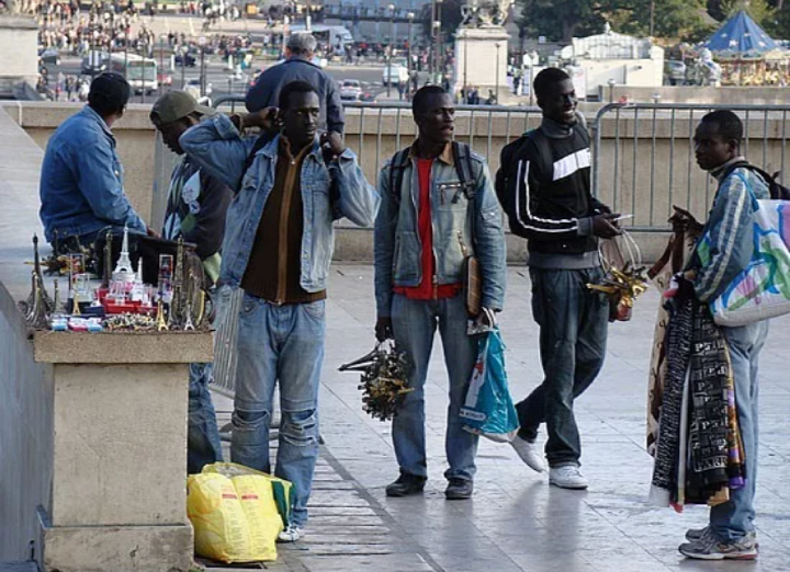 Все наши богачи хотят в Париж, там супер романтика и особая "атмосфера"...