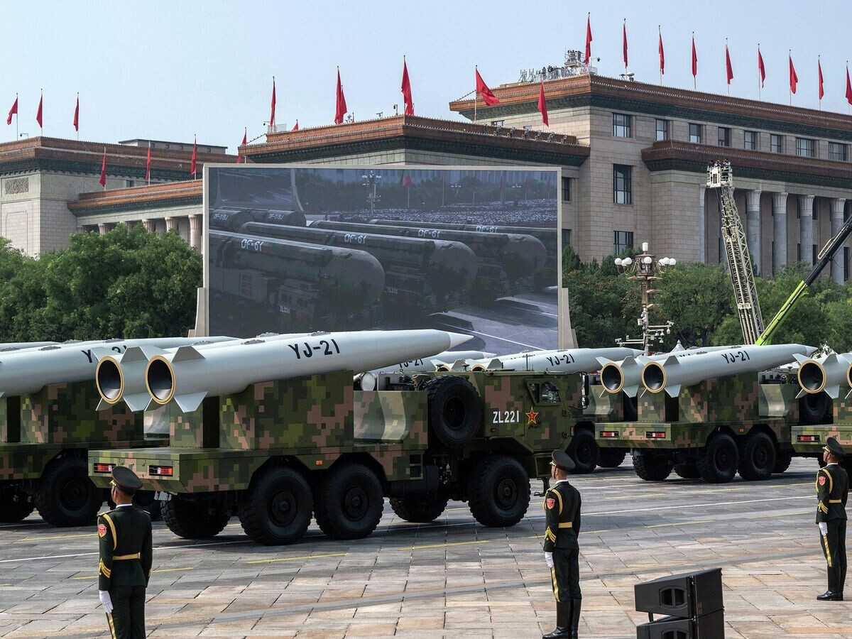    Колонна гиперзвуковых ракет YingJi-21 (YJ-21) на параде в Пекине© Getty Images / Kevin Frayer