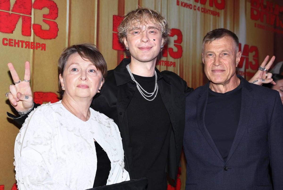  Егор Крид с мамой и отцом на премьере фильма "Вниз"Personastars